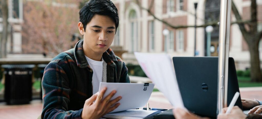Joven estudiando en la universidad